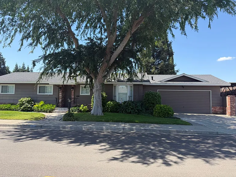 425 Corello St — Photo 3