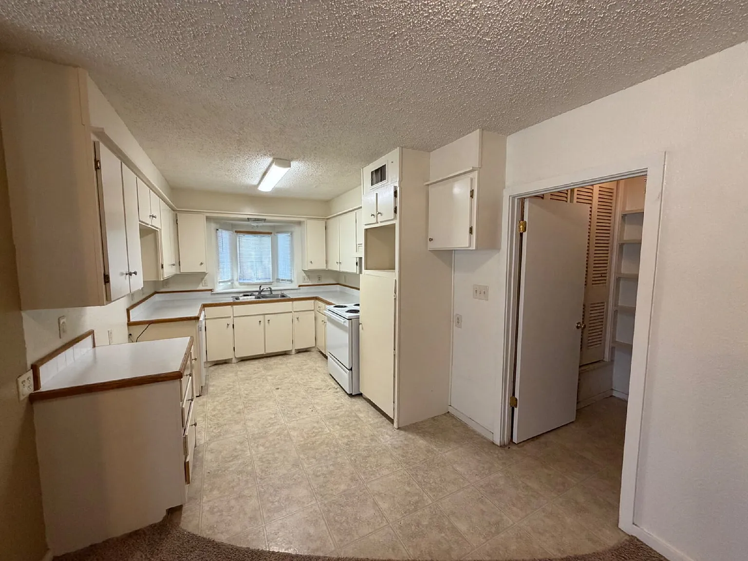 3 bed, 1.0 bath, 1250 sqft, $1,100 — Photo 3