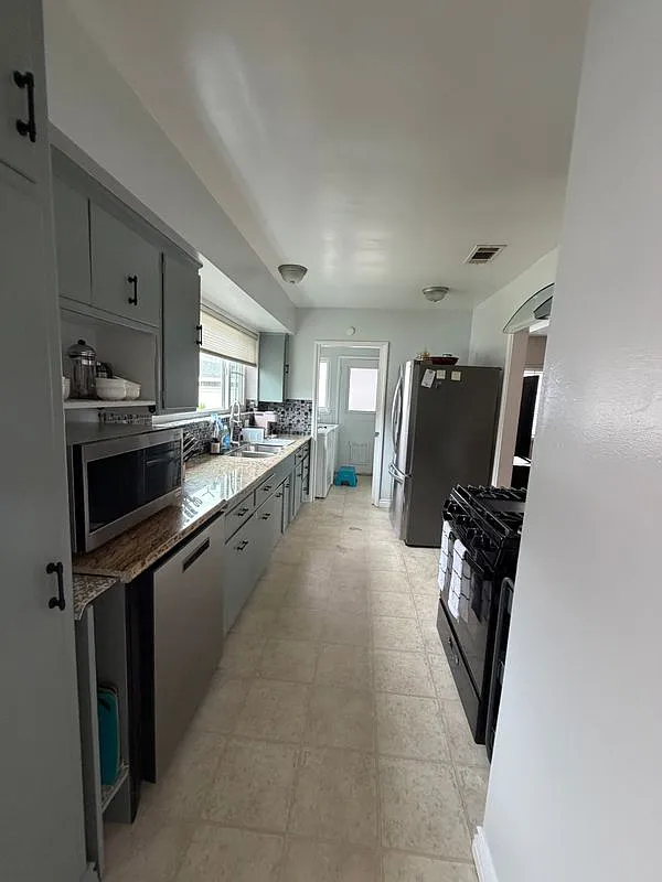 3 bed, 1.5 bath, 1210 sqft, $5,300 — Photo 4