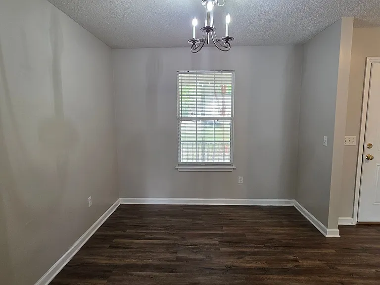 304 Woodbury Ln — Photo 11