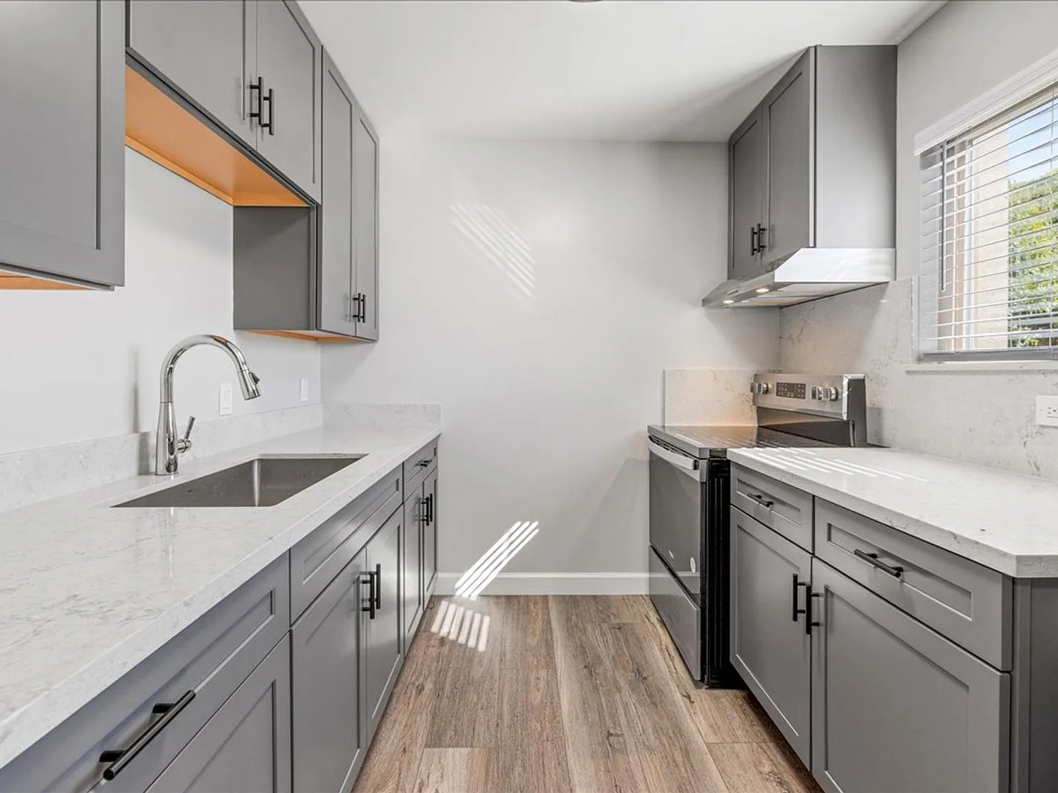 Plaza Apartments — Photo 1