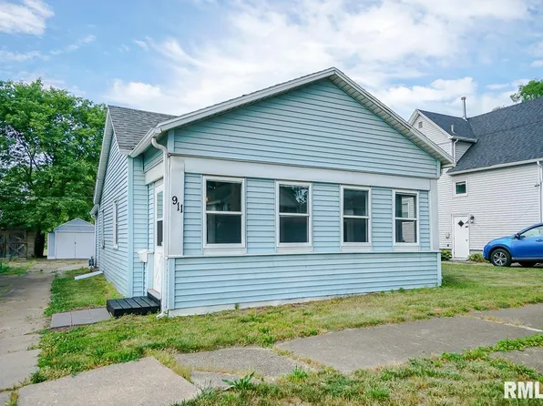 911 Ann Eliza St, Pekin, IL 61554