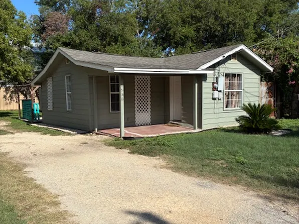 1530 7th St, Seguin, TX 78155