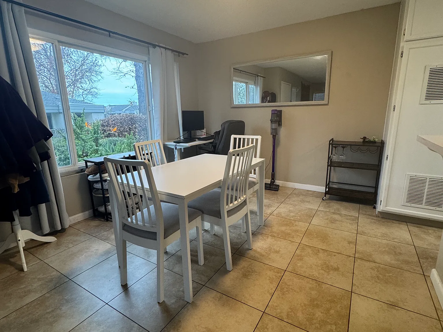 3 bed, 120 sqft, $1,100 — Photo 2
