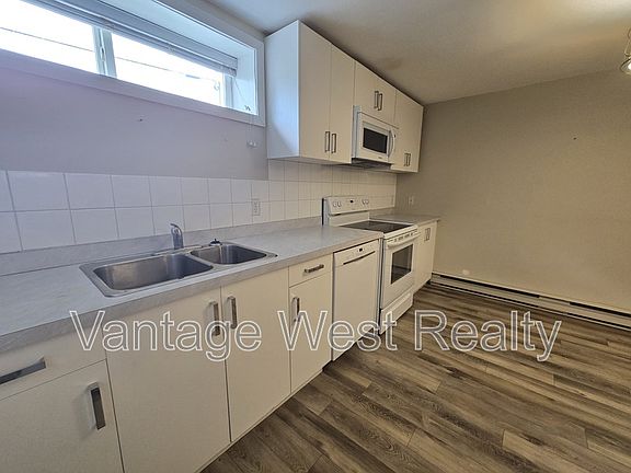 3rd image of 1291B Kelglen Cres