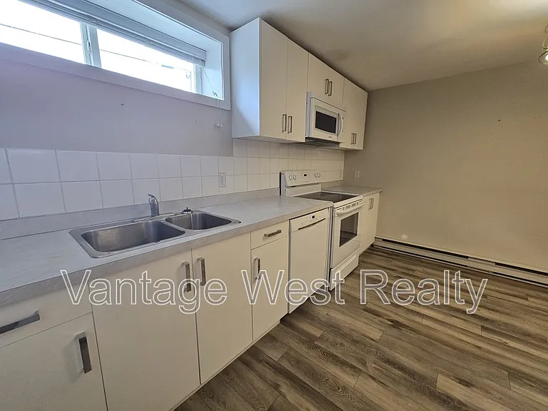 1291B Kelglen Cres — Photo 3