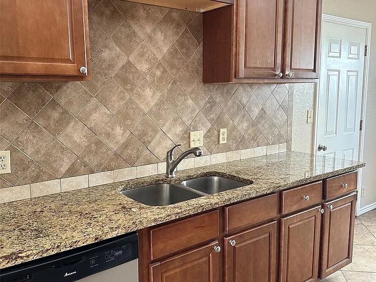 812 Primrose Ln — Photo 4