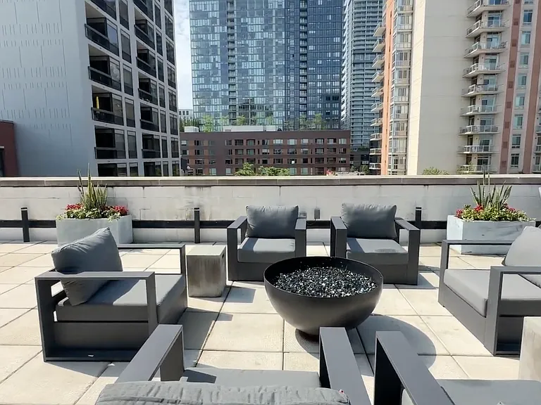220 W Scott St #515 — Photo 16