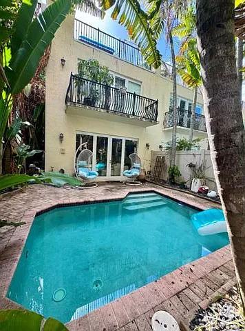 4 bed, 4.5 bath, $9,800 — Photo 1