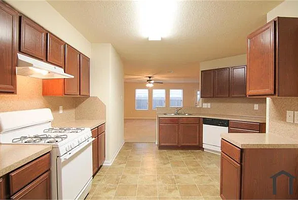 5 bed, 2695 sqft, $3,500 — Photo 4