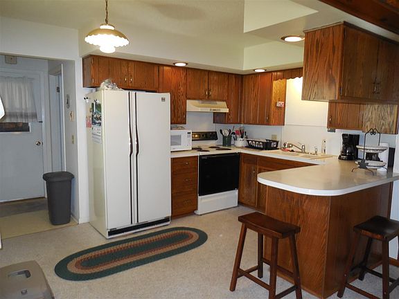 5th image of 185 Gillcrest Dr