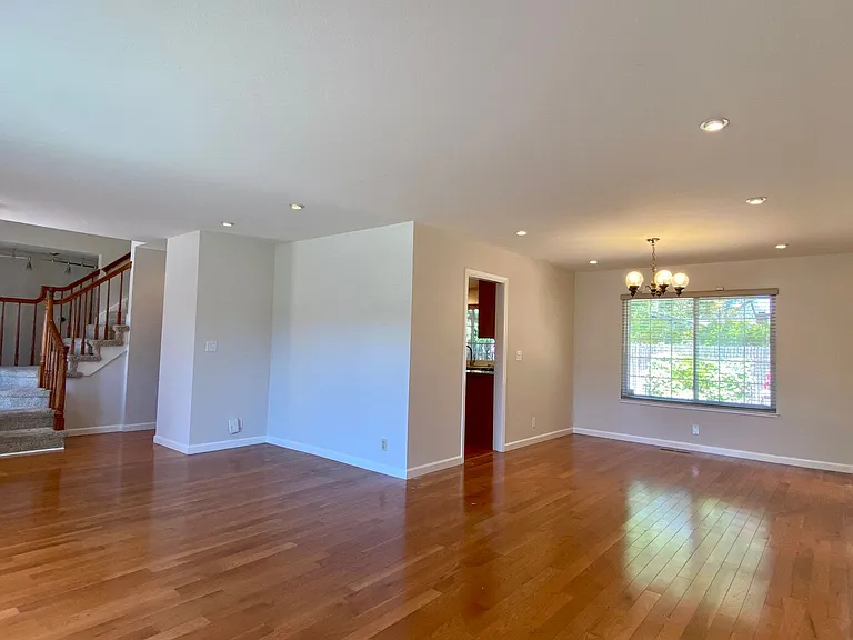 764 Starbush Dr — Photo 4