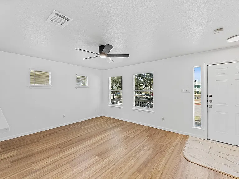 1733 Thompson Trl — Photo 8