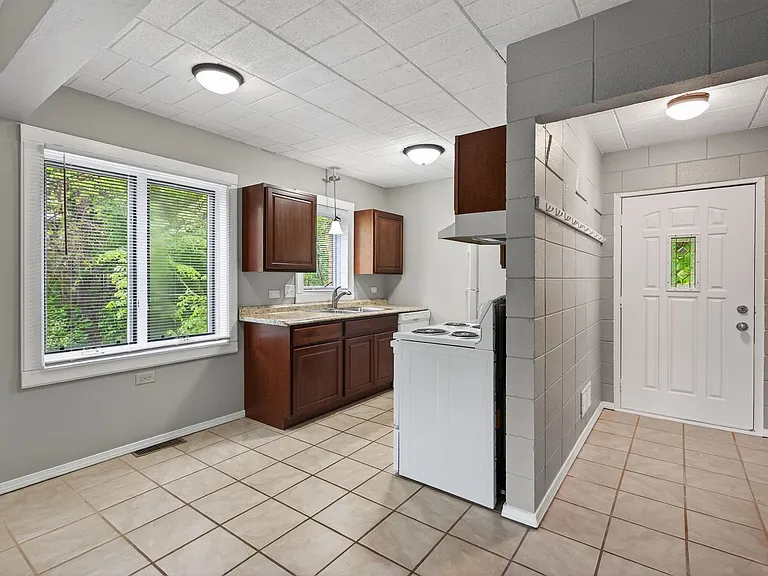 1127 Raymond Ave — Photo 3