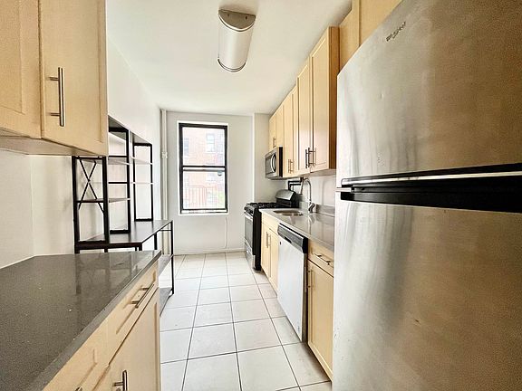 5th image of 610 W 163rd St APT 10d