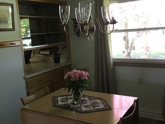 3rd image of 525 Oakwood Dr