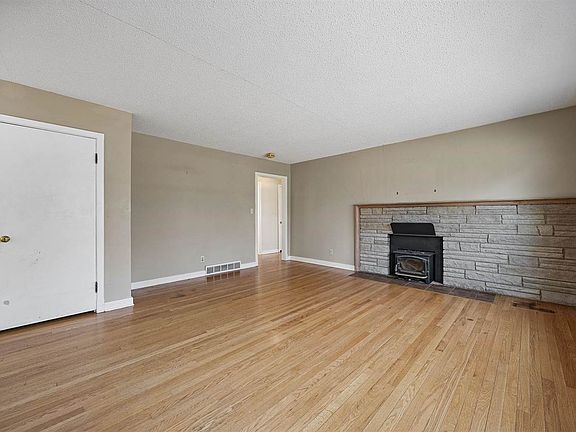 4th image of 2020 Prairie Du Chien Rd NE