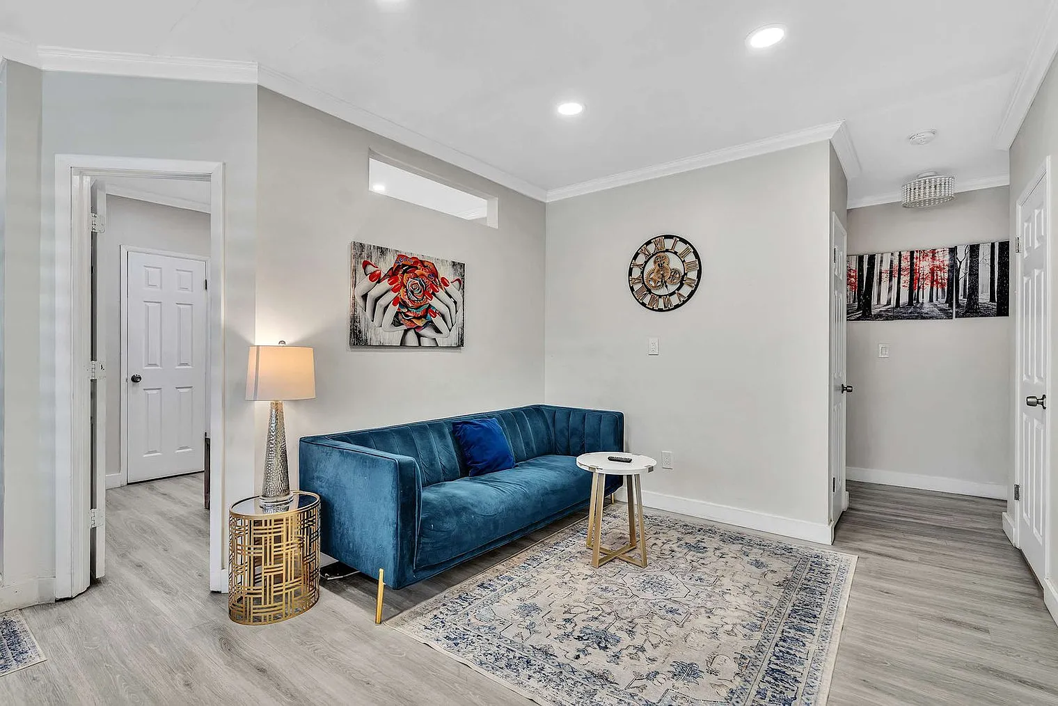 2 bed, 1.0 bath, 990 sqft, $4,464 — Photo 2