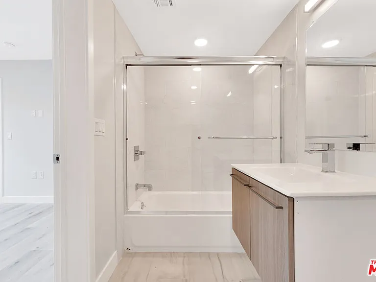 917 S Berendo St #101 — Photo 8