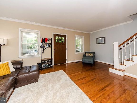5th image of 1002 N Columbus St