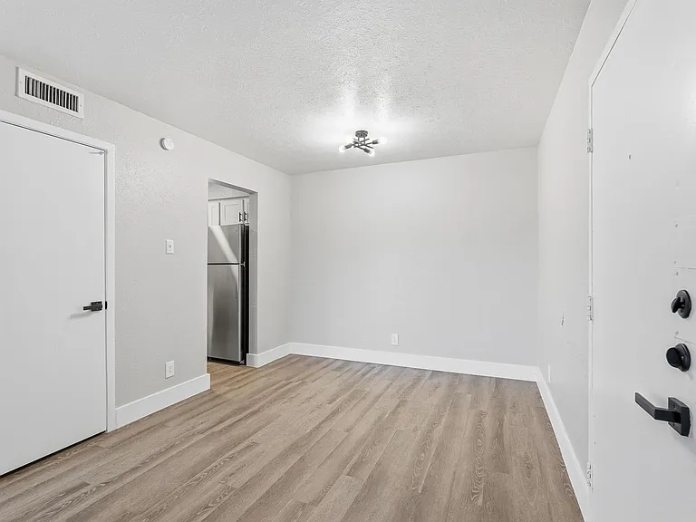South Crest Apartments — Photo 113