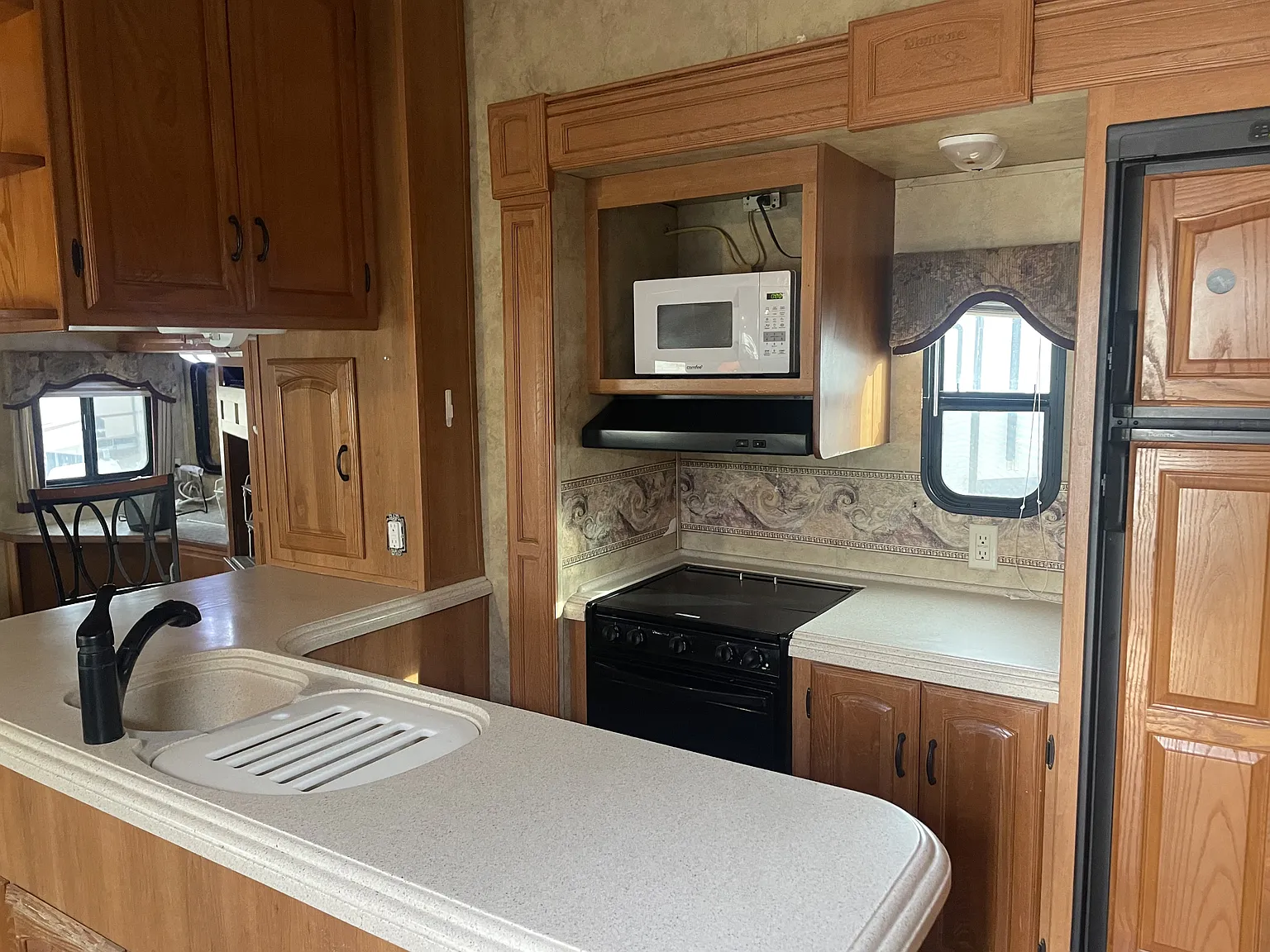 Royal RV Park Wink 907 North Roy Orbinson Drive - WB9 2009 Montana — Photo 2