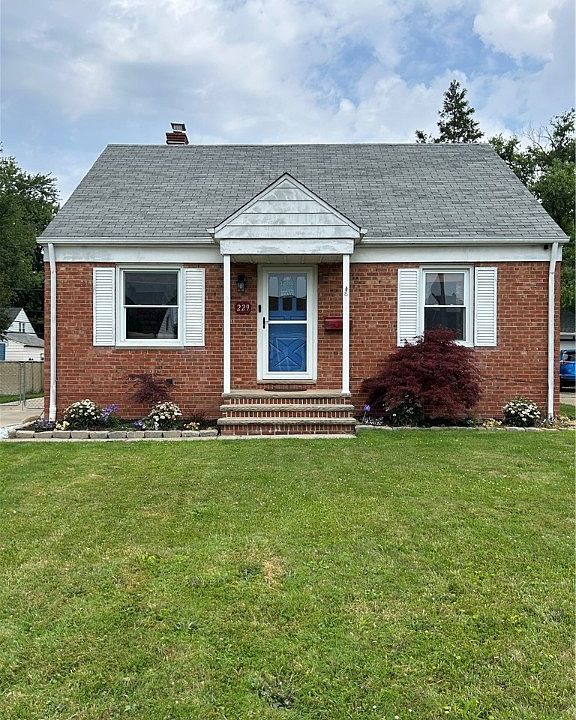1st image of 229 E 327th St