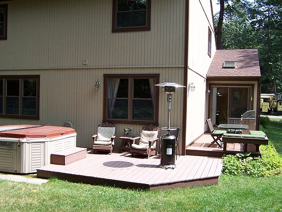 Hot Tub/Porch/Grilling Porch w/seating