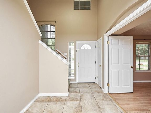 4th image of 1827 Oak Valley Dr