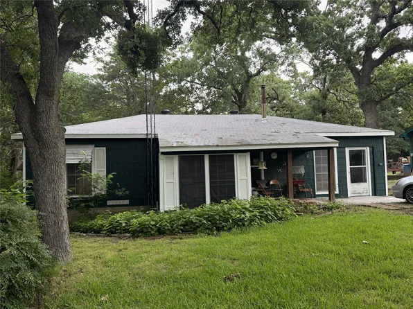 202 Colt Dr, Lake Kiowa, TX 76240