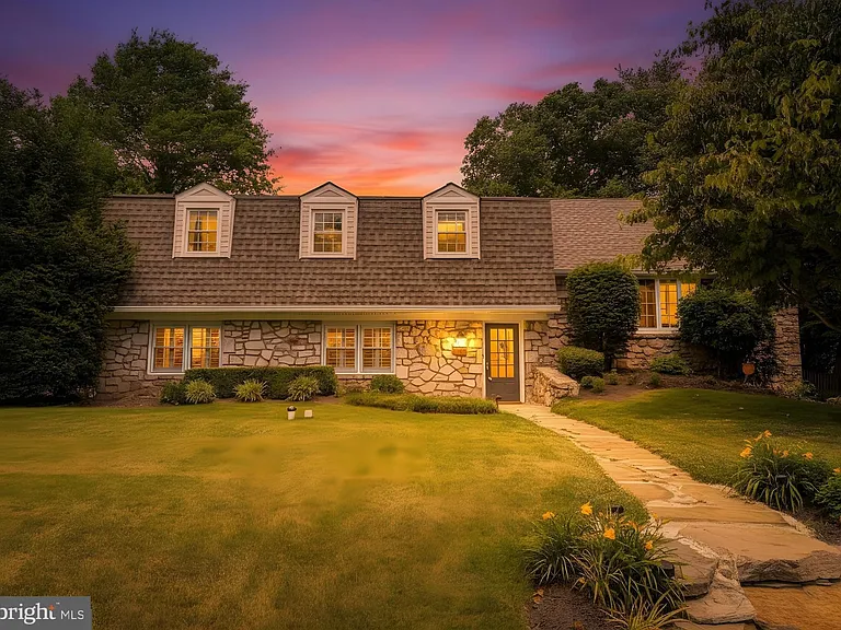 1168 Temple Dr — Photo 2