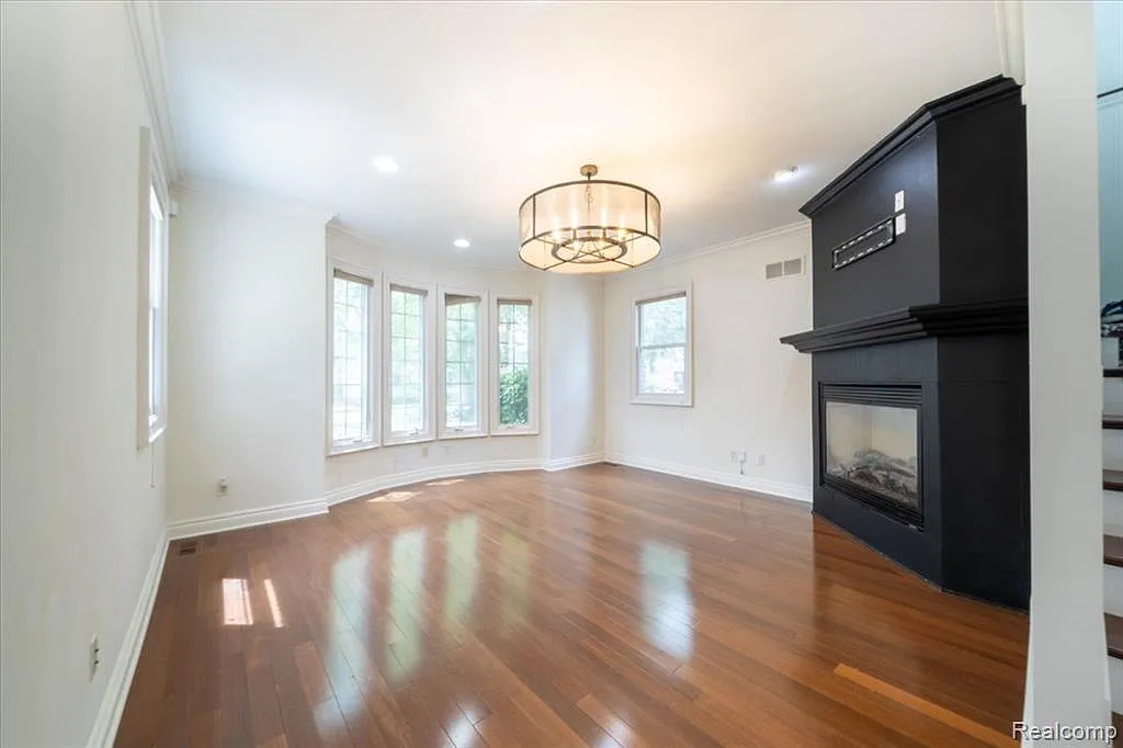 3 bed, 4.0 bath, 3008 sqft, $5,750 — Photo 4