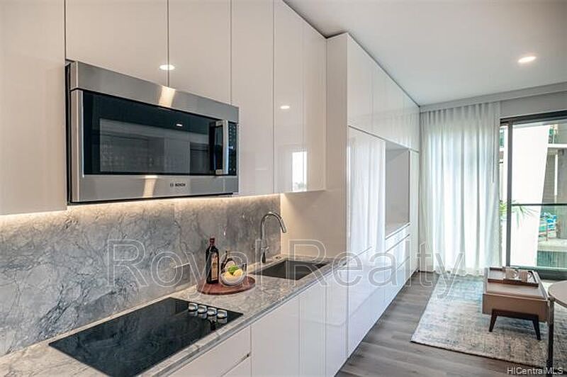 1st image of 987 Queen St #327