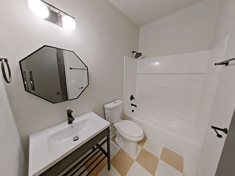 University Manor - Newly Renovated Units just a short walk from Campus! — Photo 16