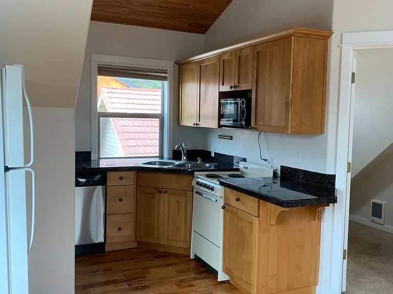 1347 Albany Ave — Photo 13