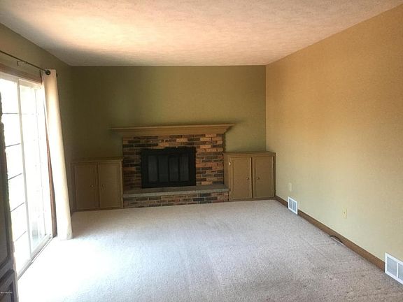 3rd image of 1465 Morewood Dr SE
