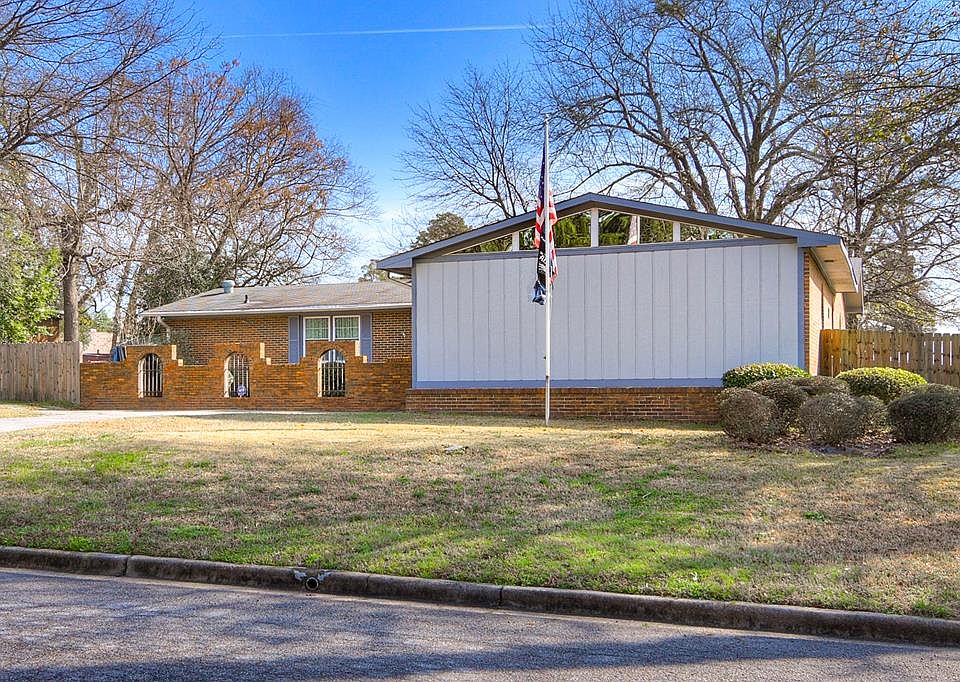 1st image of 102 Holiday Dr