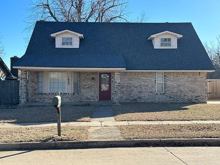 1600 Ridgemont Cir — Photo 1