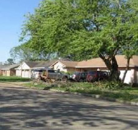 Exterior Neighborhood (street photo)