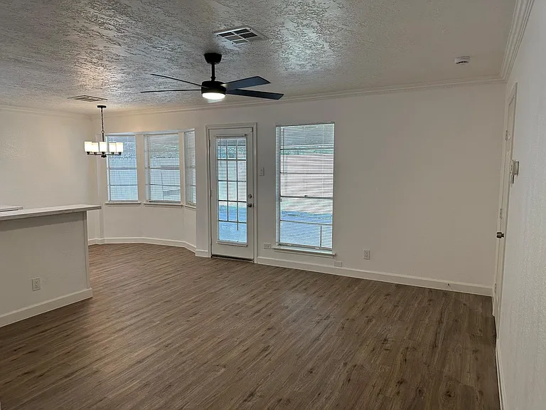 934 Bacliff Dr — Photo 5