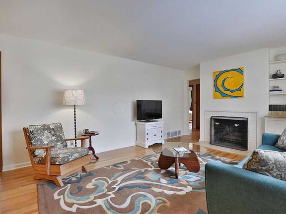 3rd image of 393 Franklin Ct
