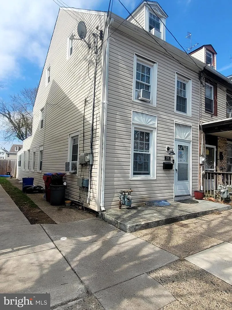 574 Bath St photo 1