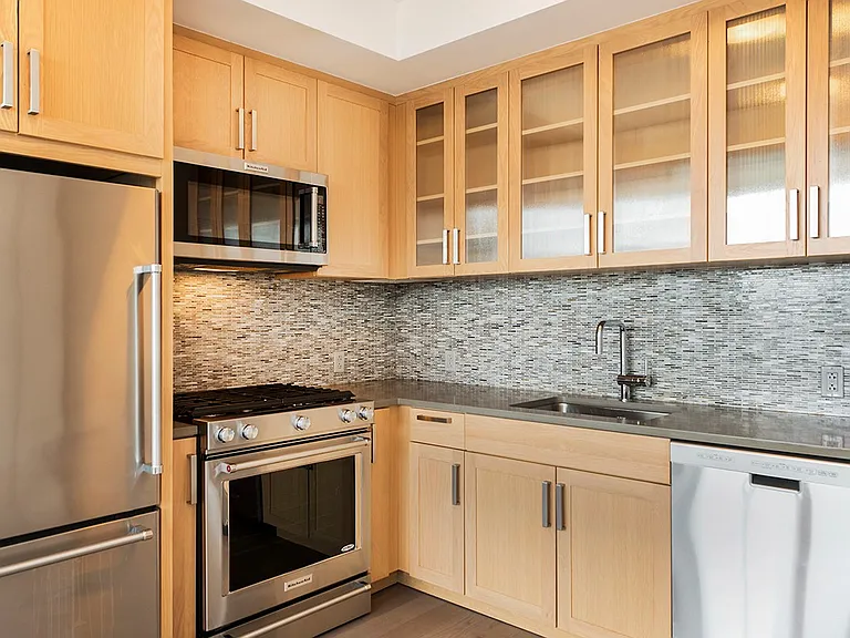 282 S 5th St #8D — Photo 4