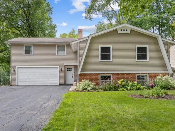 3217 Midway Dr, Island Lake, IL 60042