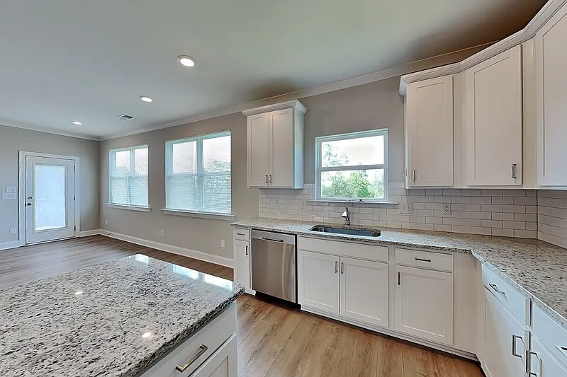 3 bed, 3.0 bath, 2032 sqft, $2,600 — Photo 3