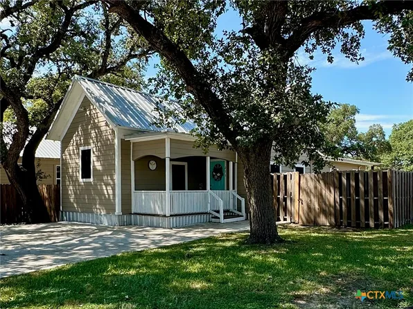 211 E Hugo St, Yoakum, TX 77995