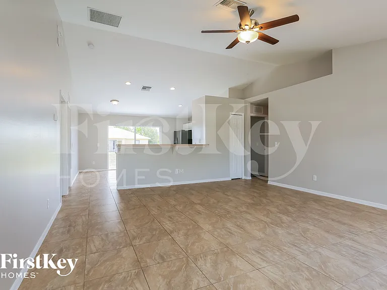 215 Mossrosse St — Photo 3