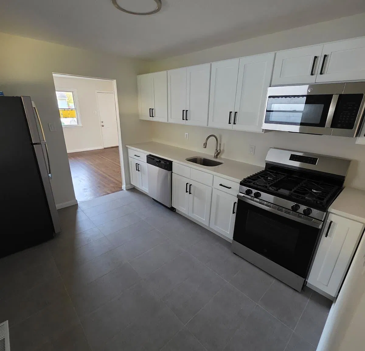 4 bed, 1.5 bath, 1366 sqft, $2,600 — Photo 2