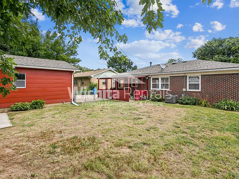 525 S Derby Ave — Photo 16