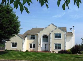 2 Grouser Rd, Somerset, NJ 08873